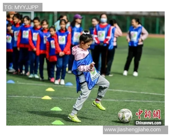 足球明星走进新疆乡村与儿童亲密互动传递足球梦想与希望